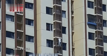 Thót tim cảnh cụ bà 89 tuổi bám ngoài chung cư, leo xuống từ tầng 27