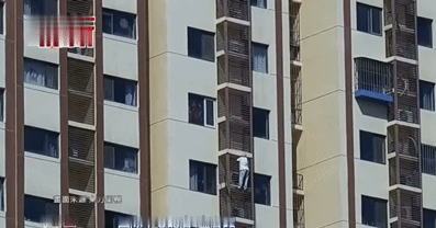 Thót tim cảnh cụ bà 89 tuổi bám ngoài chung cư, leo xuống từ tầng 27