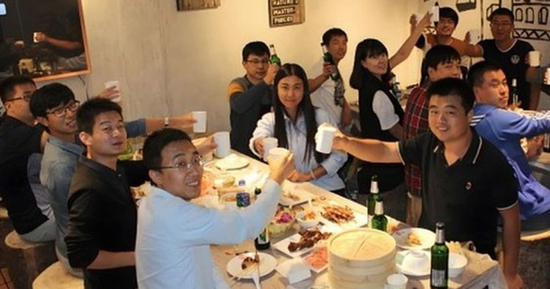 Về quê họp lớp sau nhiều năm, lớp trưởng nói 1 câu khiến tôi rời bàn tiệc và chặn cả nhóm lớp