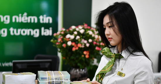 Lãi suất giảm, ngân hàng đua tặng ô tô, iPhone để hút tiền gửi