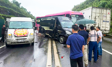 4 ô tô tông liên hoàn trên cao tốc Nội Bài - Lào Cai