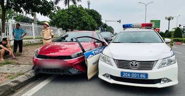 Bị phát hiện chạy quá tốc độ, tài xế liều lĩnh tông xe CSGT rồi bỏ chạy