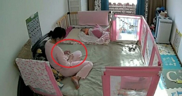 Camera giám sát ghi lại cảnh giúp việc có hành động lạ, người mẹ bật khóc khi hiểu rõ sự tình