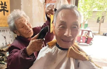 Cụ bà 90 tuổi mở tiệm cắt tóc: 26 năm không tăng giá, chỉ 8.000 đồng/lượt
