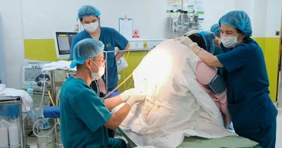 Mẹ bầu nặng 140kg sinh bé “khổng lồ” 4,6kg, ca vượt cạn khiến bác sĩ toát mồ hôi