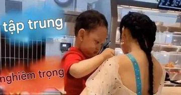 Nắng nóng, mẹ mặc áo hở lưng cùng con đi ra ngoài, hành động đáng yêu của em bé khiến người xung quanh bật cười