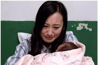 Nhân tình của chồng qua đời ngay sau khi sinh con, người vợ tìm đến bế đứa bé rồi nói một câu khiến chồng trào nước mắt