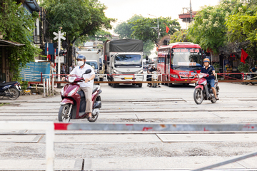 Thót tim cảnh người Hà Nội bất chấp vượt rào chắn, 'đua' tốc độ với tàu hoả
