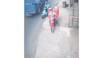 Clip: Shipper bị trộm xe trong khi giao hàng