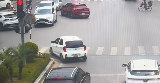 CSGT làm rõ tranh cãi 'báo lỗi sai' với ô tô quay đầu tại vạch đi bộ sang đường