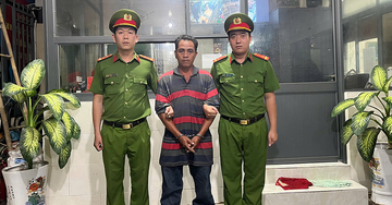 Dùng ghế nhựa tấn công CSGT để giúp anh trai trốn đo nồng độ cồn