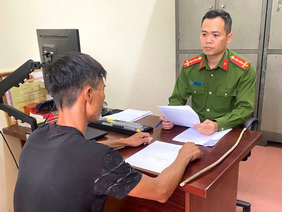 Xôn xao hình ảnh cháu bé bị bố đánh bầm tím chân tay: Công an vào cuộc làm rõ
