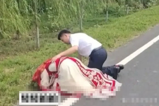 Cô dâu đã dừng xe hoa để thực hiện lời hứa cuối cùng với người cha quá cố, cả đoàn rước dâu bật khóc