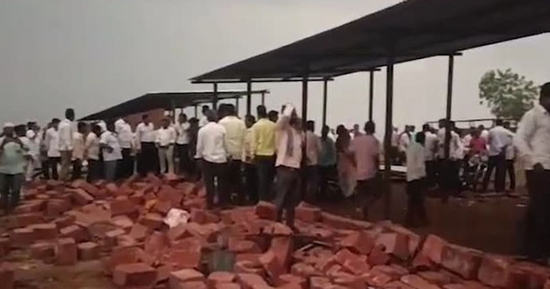 Kinh hoàng bức tường bất ngờ đổ sập giữa mưa giông, ít nhất 6 người thiệt mạng