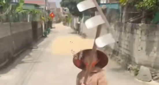 Phơi lúa lấn chiếm lòng đường, người phụ nữ dùng cào tấn công tài xế