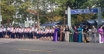 Xúc động hình ảnh hàng trăm học sinh tiễn biệt thầy giáo qua đời vì bạo bệnh