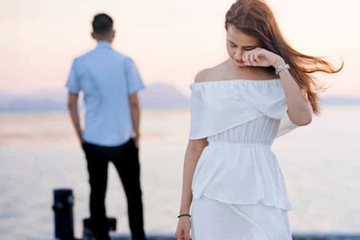 Bạn gái ngã vào vòng tay người khác, tôi điên cuồng níu kéo, cô ấy nhắn đúng 6 chữ khiến tôi chết lặng