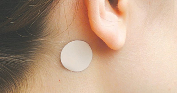 Bé gái bị loạn thần phải nhập viện vì miếng dán chống say tàu xe