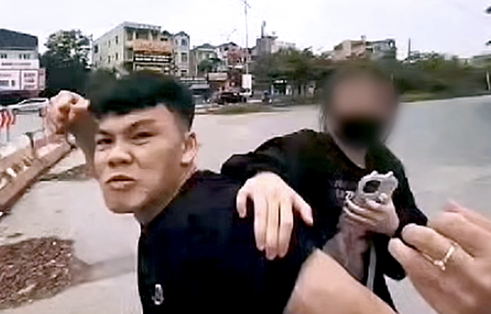 Chở bạn gái không đội mũ bảo hiểm, nam tài xế còn cào cấu thiếu tá CSGT
