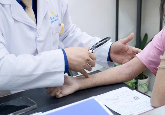 Cô gái phải đi khám gấp sau buổi đi bơi vì nổi mẩn đỏ khắp người