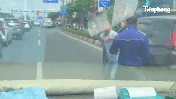 Hai người đàn ông dừng ô tô giữa đường để 'tỉ thí võ thuật'