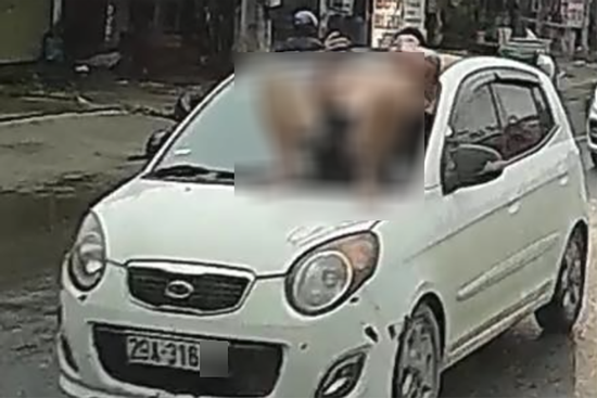 Nam thanh niên nằm trên nắp capo ô tô đang chạy ở Hà Nội: Khởi tố bố và con rể