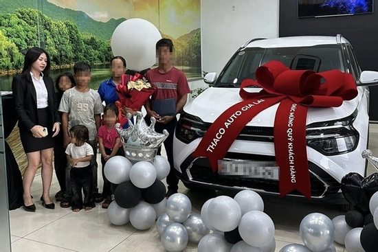 Thông tin bất ngờ về cặp vợ chồng 4 con giản dị đến nhận ôtô mới ở Gia Lai gây sốt