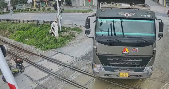 VIDEO: Thót tim cảnh xe tải tông gác chắn, cố vượt qua đường sắt ngay trước 