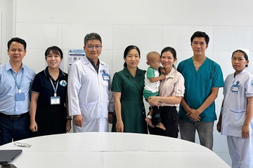 Bé trai 2 tuổi bị mẹ và nhân tình bạo hành được ra viện, 1 trung tâm đón về chăm