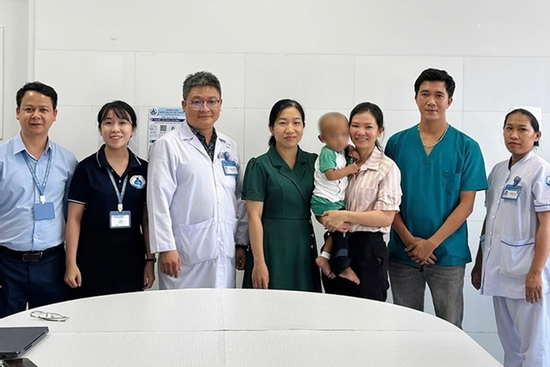 Bé trai 2 tuổi bị mẹ và nhân tình bạo hành được ra viện, 1 trung tâm đón về chăm