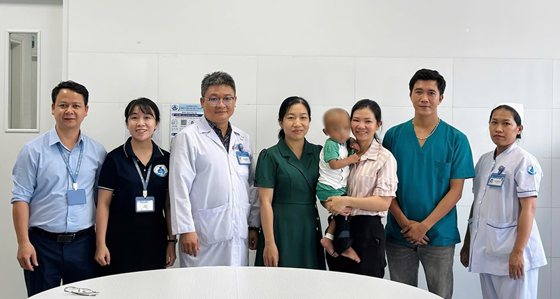 Bé trai 2 tuổi bị mẹ và nhân tình bạo hành được ra viện, 1 trung tâm ...
