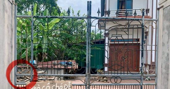 Chui qua cánh cổng đi chơi, bé gái chấn thương nặng vì kẹt cổ