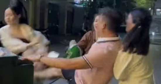 Nguyên nhân vụ người đàn ông đạp vào bụng phụ nữ giữa phố Hà Nội