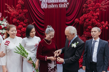 Vợ chồng 70 tuổi làm 'đám cưới vàng', lời nhắn nhủ khiến con cháu nghẹn ngào