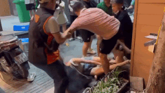 Hà Nội: Công an xác minh vụ 2 cô gái bị đánh hội đồng giữa đường