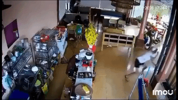 Khởi tố 12 học sinh lao vào quán cà phê tấn công 1 người tử vong