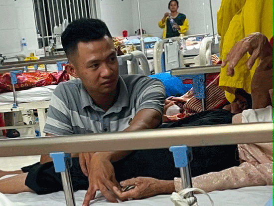 Chàng trai Nghệ An chăm bà nội U90 ở bệnh viện khiến nhiều người xúc động