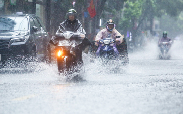 Dự báo thời tiết 17/5: Từ Bắc vào Nam nhiều nơi hứng mưa lớn, nguy cơ dông lốc
