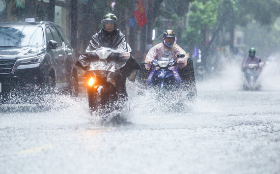 Dự báo thời tiết 17/5: Từ Bắc vào Nam nhiều nơi hứng mưa lớn, nguy cơ dông lốc