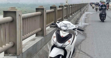 Hà Nội: Nam thanh niên bỏ xe máy trên cầu Vĩnh Tuy rồi bất ngờ nhảy xuống sông