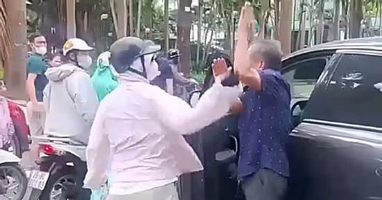 Người phụ nữ đi SH chửi tục, tát liên tiếp tài xế ô tô giữa phố bị công an mời lên làm việc