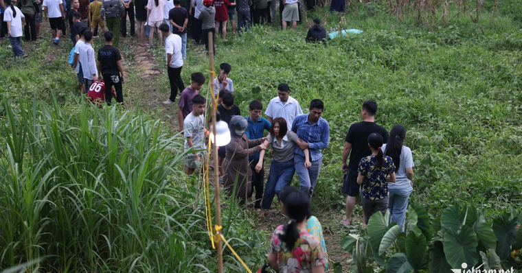 Vụ 5 nam sinh tử vong: Nghẹn lòng hình ảnh người mẹ trẻ ngã quỵ ven sông