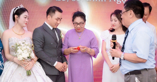 Chú rể Ninh Bình bật khóc khi nhận được 4 chỉ vàng của người bố đã mất 26 năm