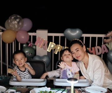Diễn viên Phương Oanh tổ chức sinh nhật 2 tuổi giản dị cho cặp song sinh Jimmy và Jenny