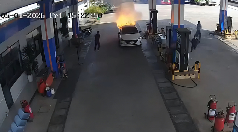 Video: Khoảnh khắc ô tô bốc cháy ngùn ngụt ở cây xăng khiến 2 người tử vong