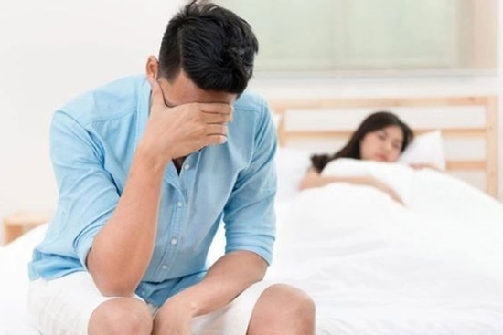 Lao về nhà sau cuộc gọi từ con gái, tôi run rẩy thấy cảnh tượng của vợ trên giường