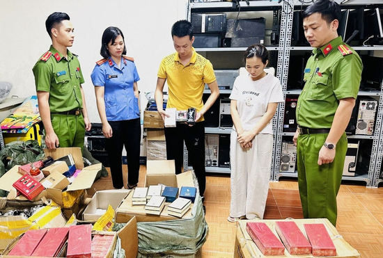 Triệt phá đường dây buôn 100.000 chai nước hoa giả, doanh thu 200 tỷ đồng