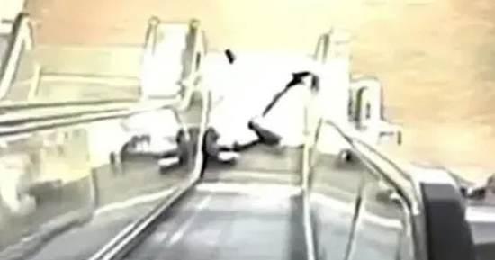 Vụ người đàn ông thiệt mạng sau khi mắc kẹt vào thang cuốn: Camera ghi lại cảnh gây phẫn nộ