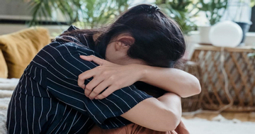 Xem điện thoại cũ, con dâu vô tình phát hiện sự thật đau lòng về mẹ chồng