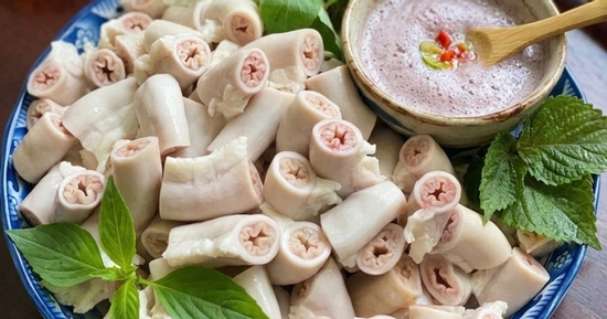 Luộc lòng lợn muốn trắng, giòn không hôi đừng chỉ cho hành, gừng: Cho thêm thứ này vào lòng ngon, giòn sần sật